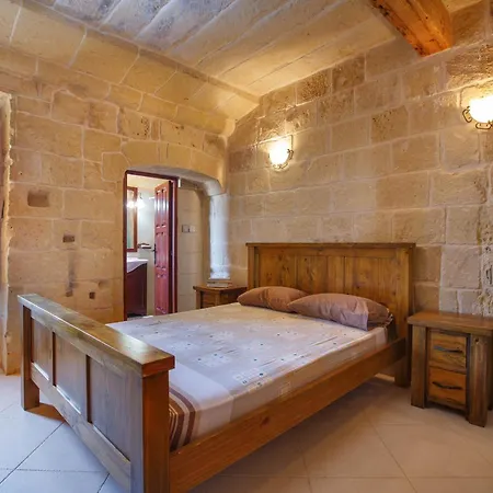 5 Bedroom Farmhouse With Private Pool * Għarb