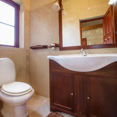 Nyaraló 5 Bedroom Farmhouse With Private Pool Għarb