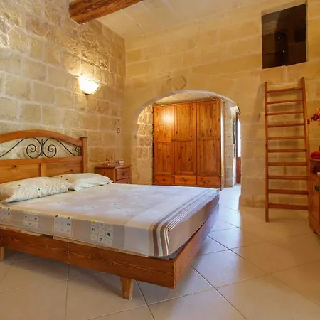 5 Bedroom Farmhouse With Private Pool Nyaraló Għarb