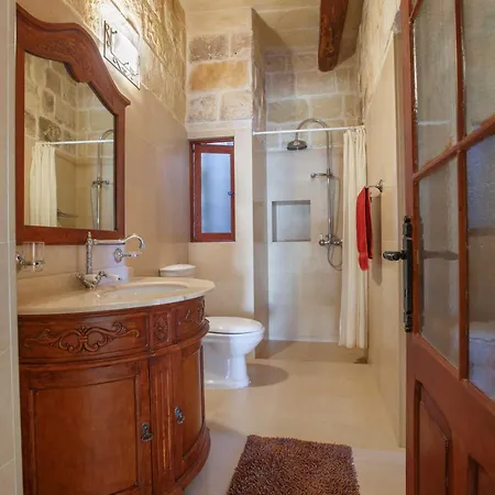 5 Bedroom Farmhouse With Private Pool
