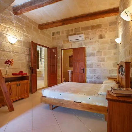 5 Bedroom Farmhouse With Private Pool 펜션 가르브