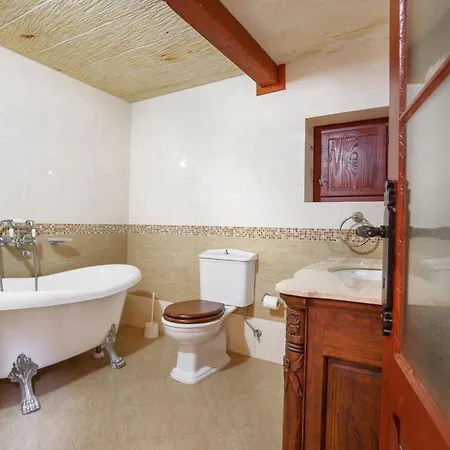 5 Bedroom Farmhouse With Private Pool * 가르브