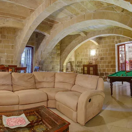 5 Bedroom Farmhouse With Private Pool *