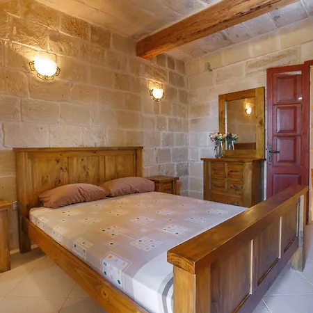 5 Bedroom Farmhouse With Private Pool Prázdninový dům Għarb