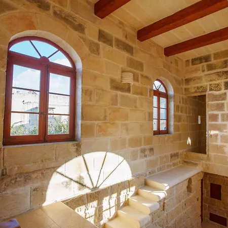 5 Bedroom Farmhouse With Private Pool Għarb